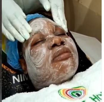 Deep cleansing facial treatment with soothing foam